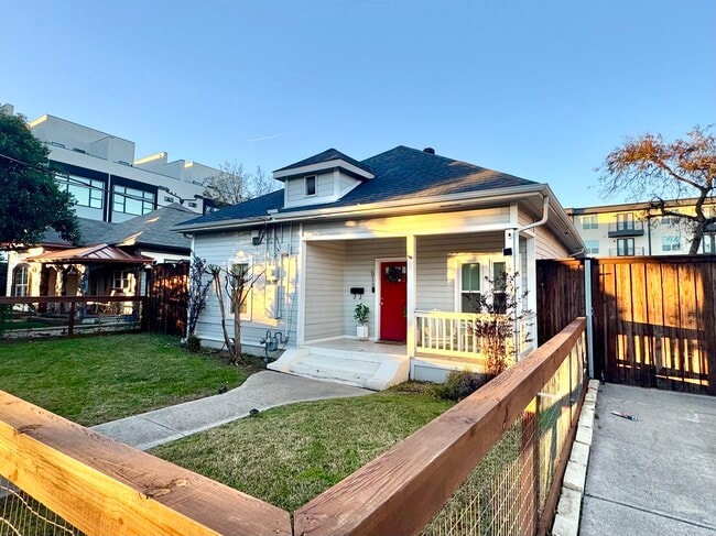 Building Photo - 513 Melba St