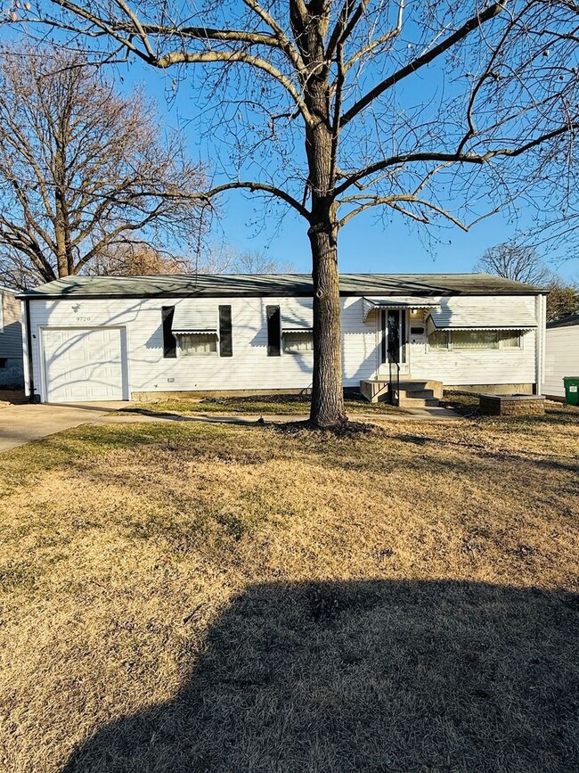 Building Photo - Spacious 3 bedroom home for Rent in Bellefontaine Neighbors