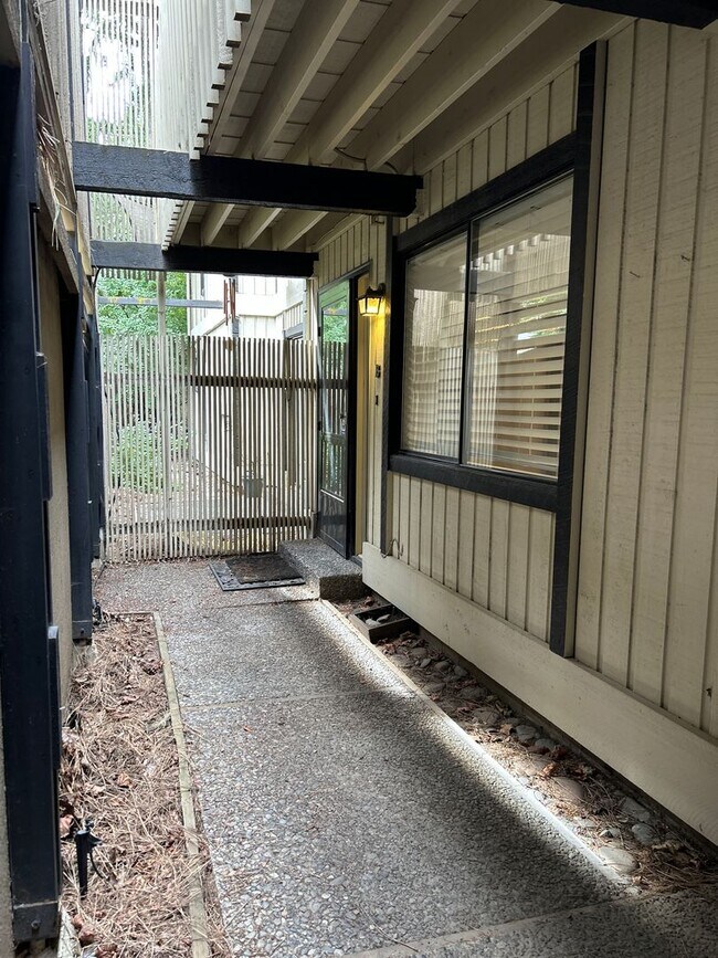 Building Photo - Houk Duplex Unit B Rental