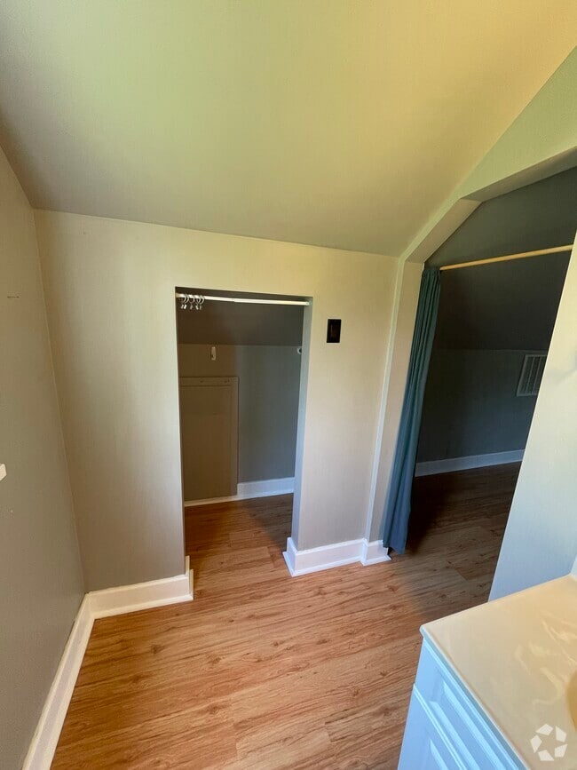 Building Photo - 523 W Kanawha Ave Rental
