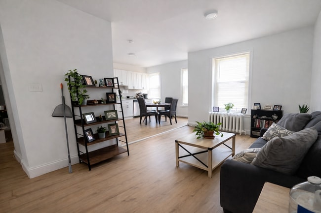 Photo - Bright Renovated 2-Bedroom w/ Stainless Kitchen & 1,000 Sq Ft Unidad 2F