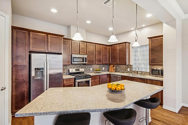 Photo - 5749 Larkin St