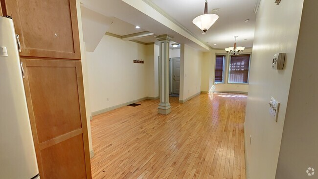 Building Photo - 531 Newbury St Unit 2 Rental