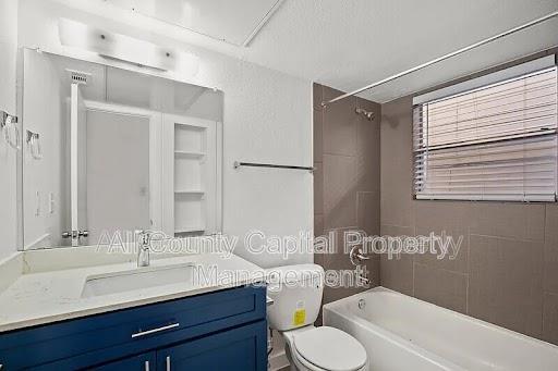 502 W 35th St Unit 205