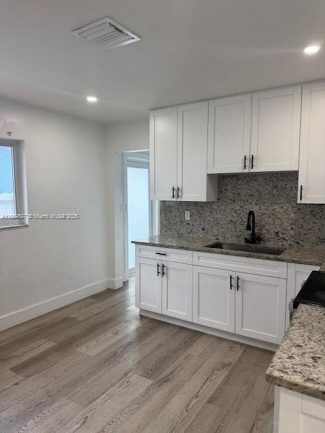 Building Photo - 108 E 8th St Rental