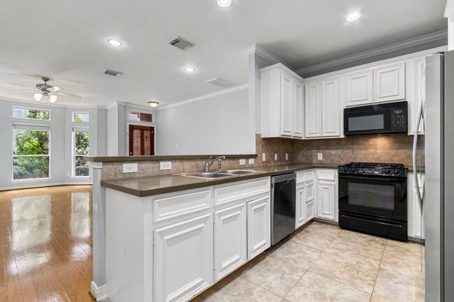 Photo - 707 W Heights Hollow Ln