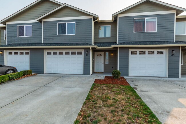 Building Photo - Conveniently Located 3 Bedroom Townhouse