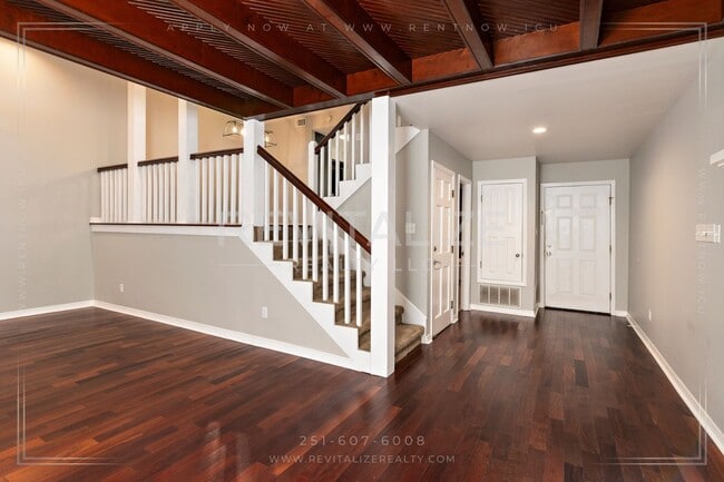 Building Photo - Stunning 2 Bedroom/2.5 Bathroom Condo in W... Unit E