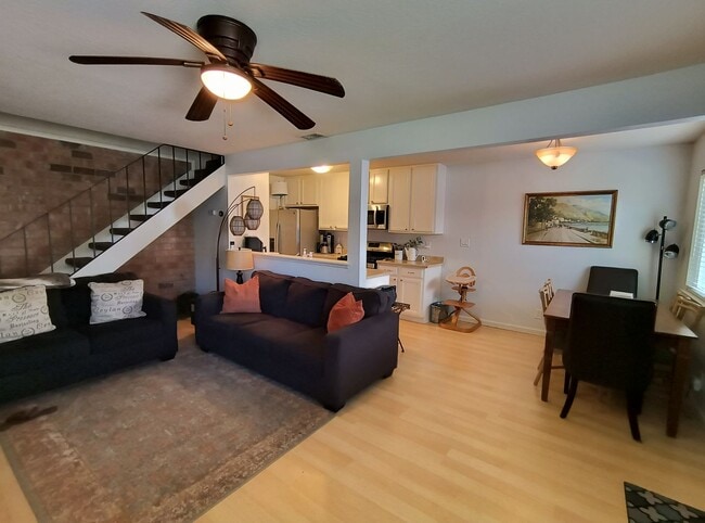 Building Photo - AVAILABLE NOVEMBER 1ST! Cute updated 2 bed...