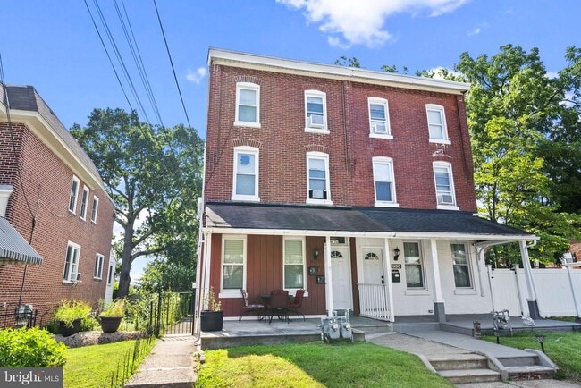 Building Photo - 832 Stanbridge St Unit 1 Rental