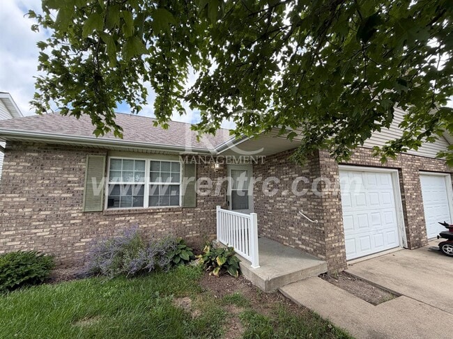 Building Photo - 712 Elm-W