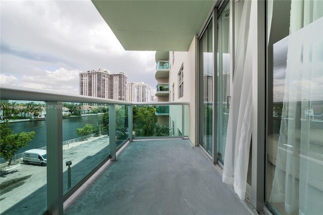 Building Photo - 19390 Collins Ave Unit 419 Rental