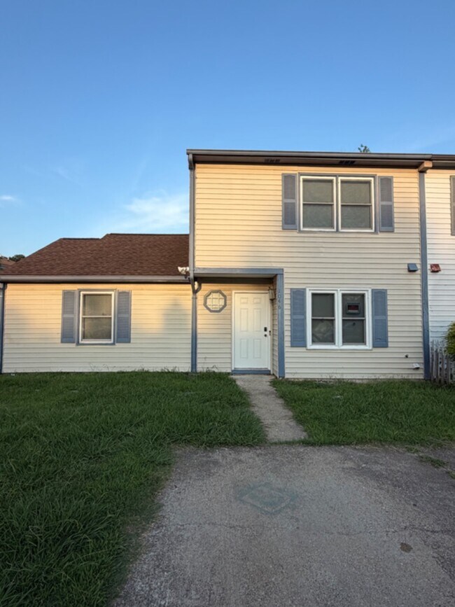 1046 Commonwealth Pl