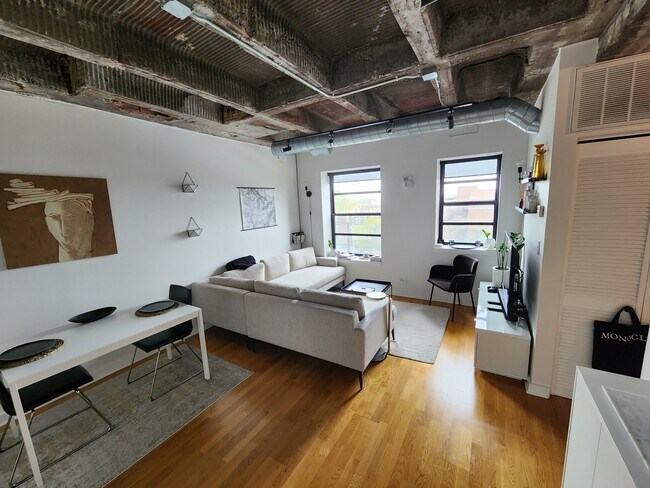 Photo - 3150 N Sheffield Ave