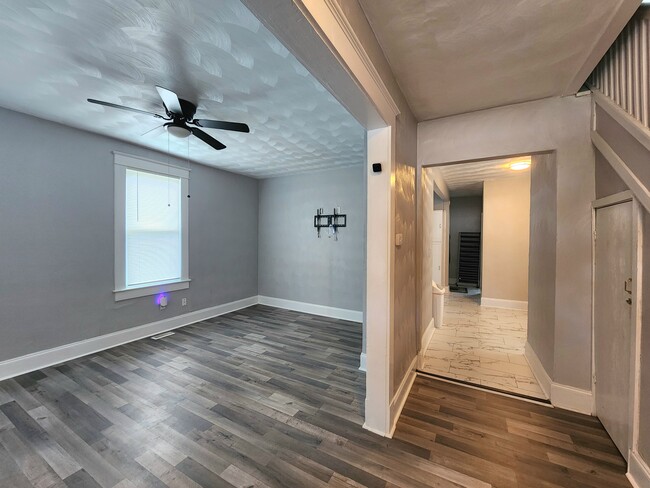 Photo - 3605 Killam Ave