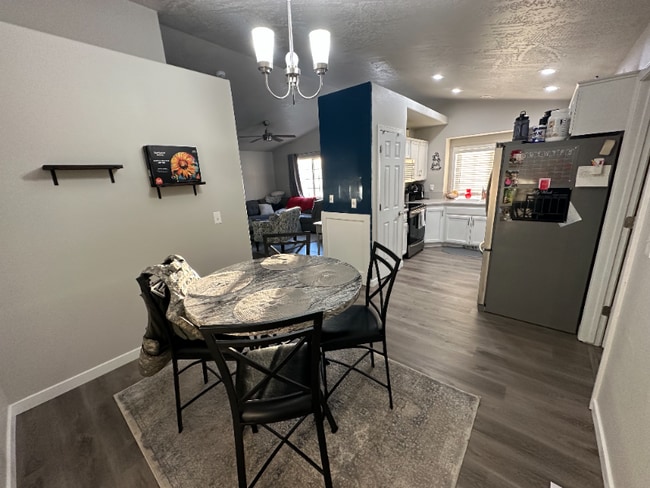 Photo - 1060 Robin Pl