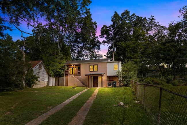 Charming 3 Bedroom 2 Bathroom Home - Charming 3 Bedroom 2 Bathroom Home