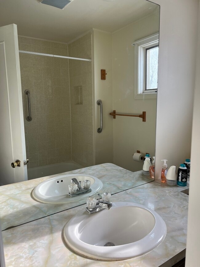 Full shower and tub tiled - 25 Plunkett St Unit 25A