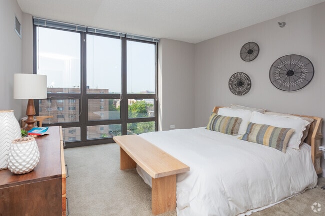Photo - 2555 N Clark St