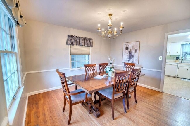 Photo - 10 Eastmoreland Pl