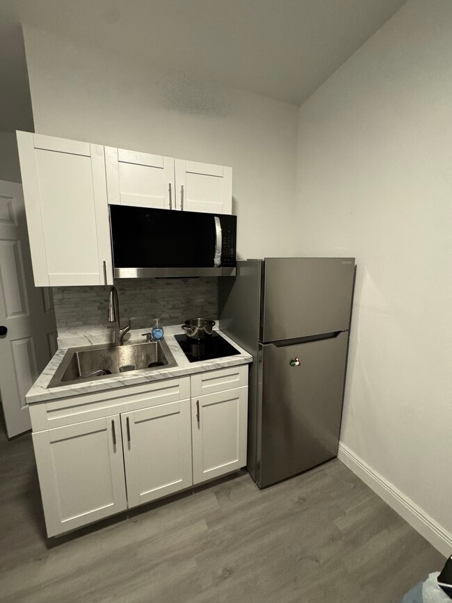 Building Photo - 4170 NE 15th Ave Unit 3