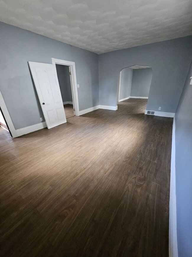 Photo - Lower 2 bedroom unit ALL UTILITIES INCLUDED