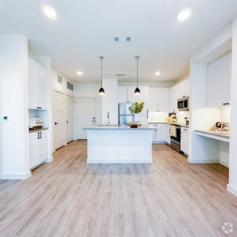 Building Photo - 501 N Ewing Ave Unit 204 Rental