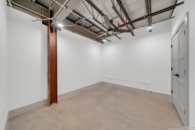 Photo - 215 Coca-Cola Pl