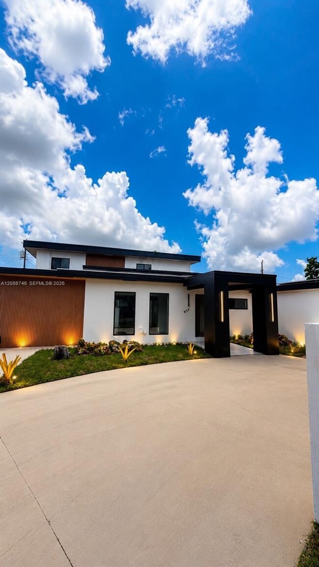 Building Photo - 935 SW 72nd Ave