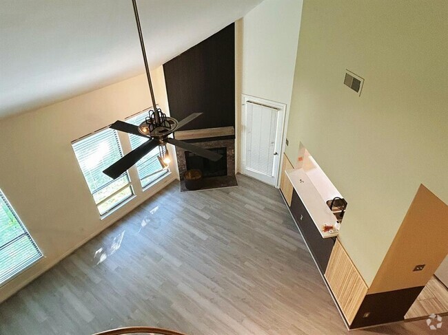Building Photo - 4144 Greystone Way Unit 305 Rental