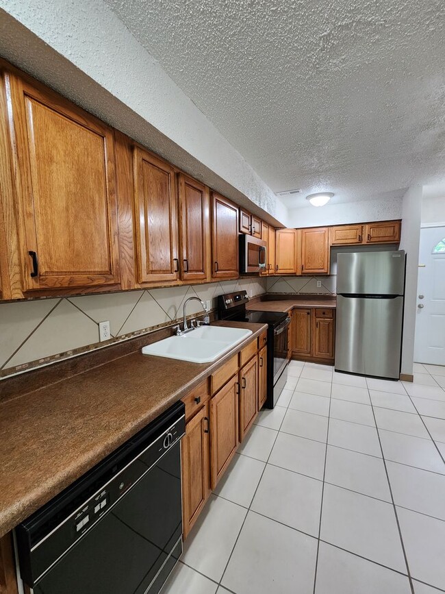 Building Photo - 70 Wilshire Heights Dr