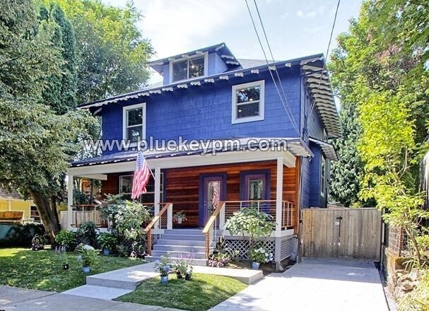 Building Photo - 2 Bed, 2 Bath Unit in Laurelhurst in Beautiful Tri Plex