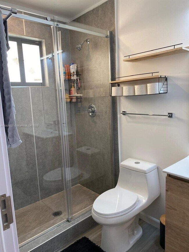 Photo - 916 NW 8th St