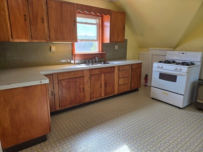 Building Photo - 10 Pinehill St Unit 3