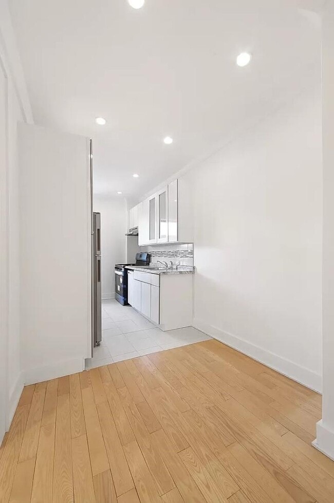 Photo - 44-14 Newtown Rd