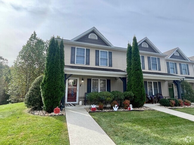 Building Photo - Beautiful 3Bedroom/3Bath Town-Home