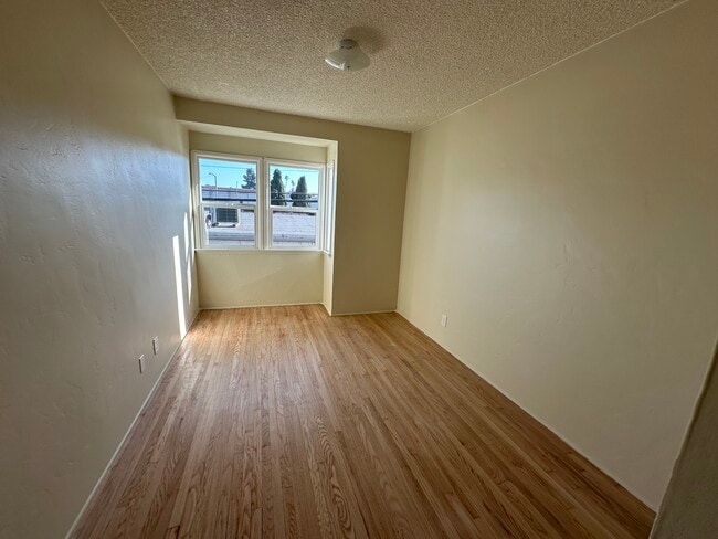 Photo - 914 E 68th St Unidad B