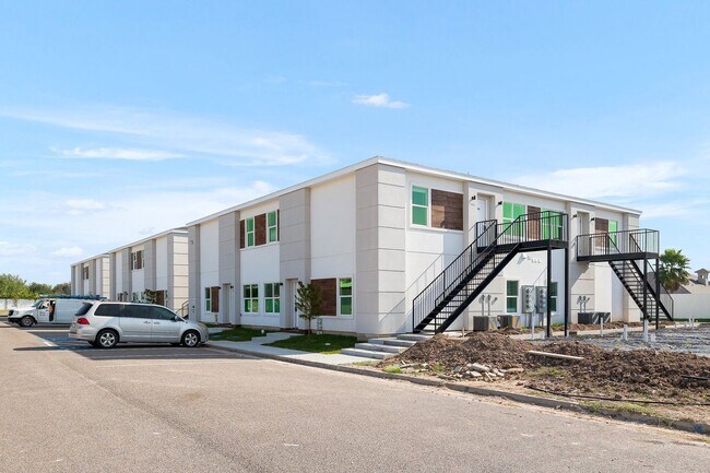 Building Photo - 901 E Yuma Ave Rental