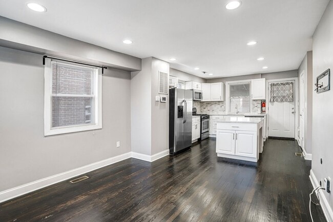 Building Photo - Bright and Beautiful Benning Ridge Abode