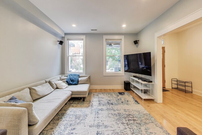 Photo - 646 Keefer Pl NW