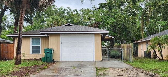 Building Photo - 4 bedroom 2 bath Rental