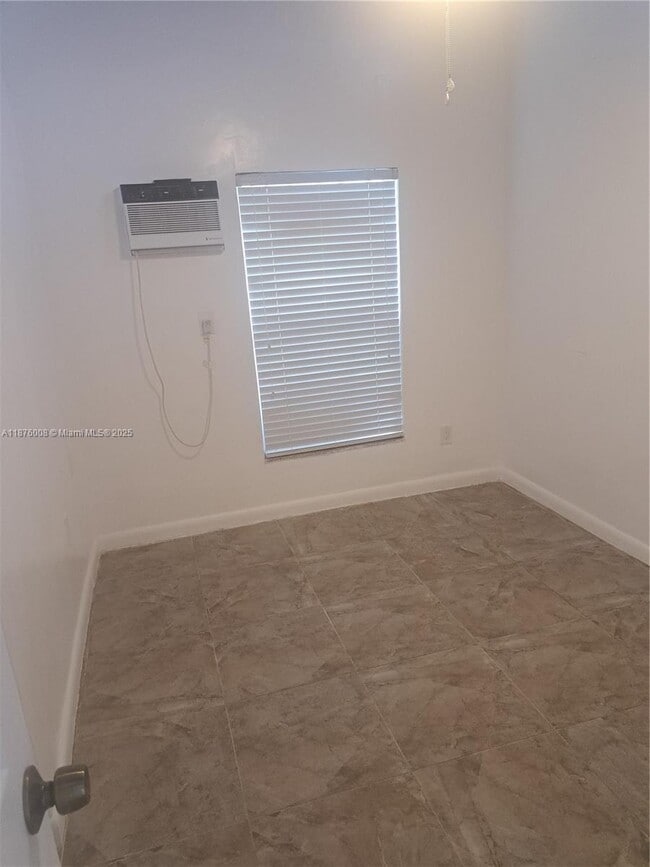 Photo - 17 NE 2nd Rd Unidad 2