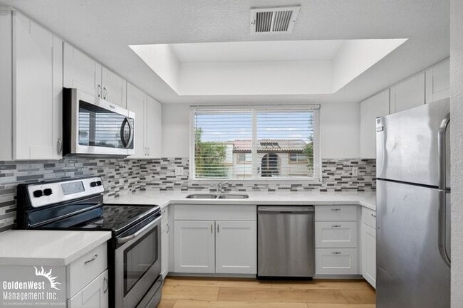 Stylish 2Bdm 2Ba Apartment with Fireplace in Phoenix - MI Special!