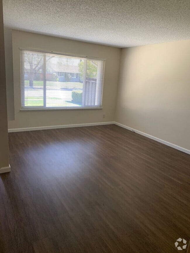 Building Photo - Excellent Value! Spacious Updated South Sa... Rental