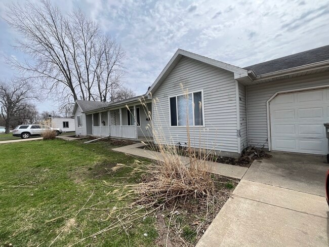 Building Photo - 300-302 W 2nd St