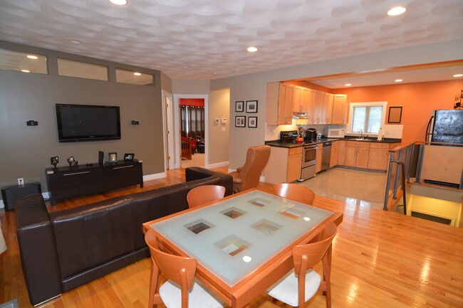 Building Photo - 665 Mineral Spring Ave Unit 665 Mineral Spring Ave. Apartment