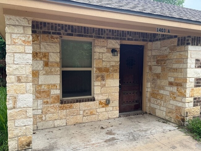Building Photo - Lacy Lakeview Duplex