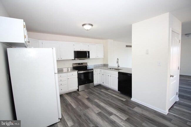 Photo - 228 Trafalgar Dr