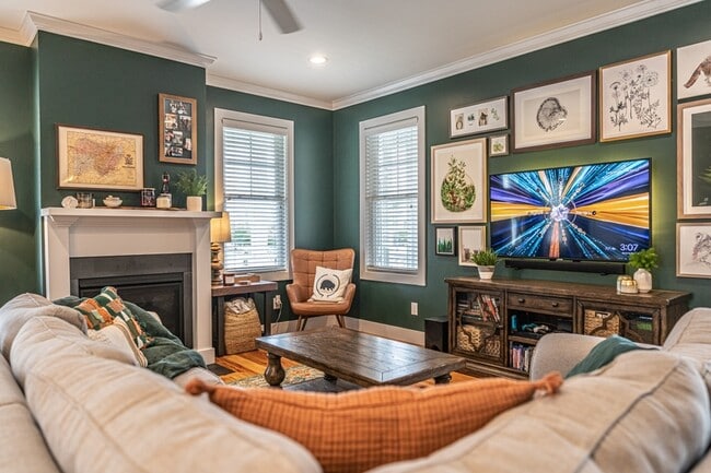 Photo - 420 Manning Square