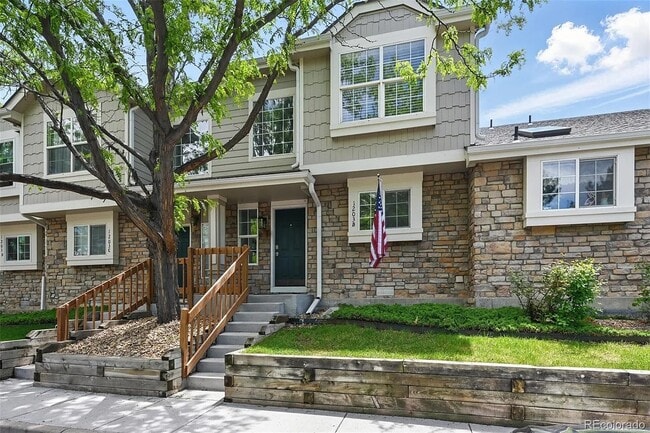 Building Photo - Beautiful, updated, spacious Unit #B Rental